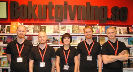 Foto av Henrik, Johannes, Sofie, David och Isak i Recito Förlags monter på Bok- och biblioteksmässan 2010.